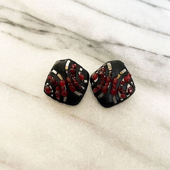 Vintage Abstract Seed Bead Earrings Red Beads Black Metal Diamond Shape Stud - Picture 1 of 6
